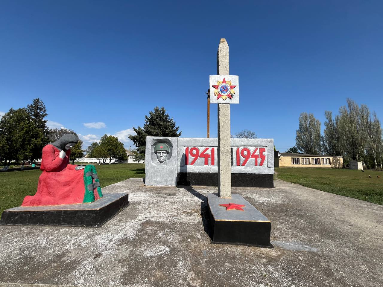Стелла в честь воинов односельчан и памятник скорбящая мать (с. Владимировка).