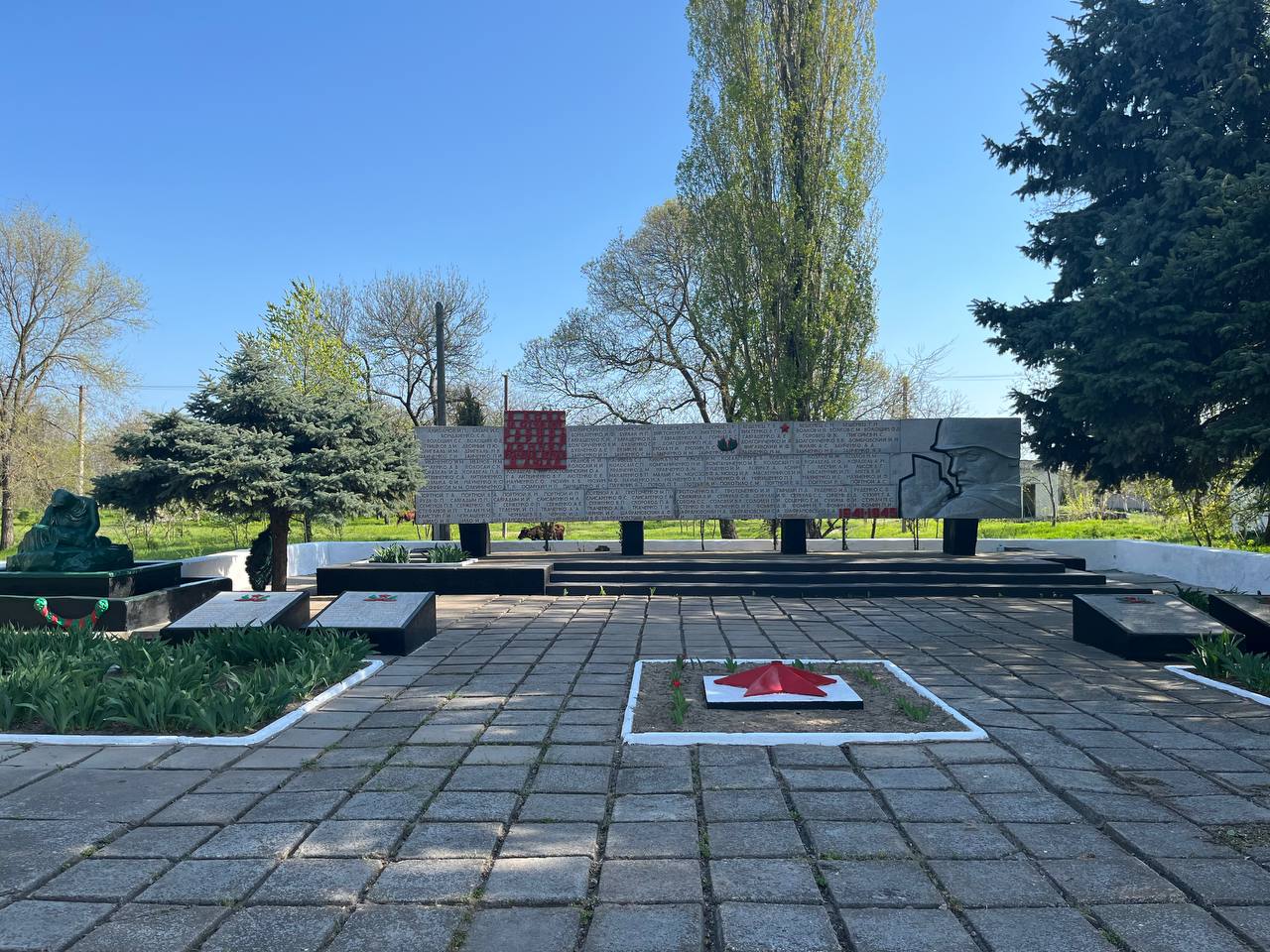 Памятник в честь воинов односельчан (село Красное).