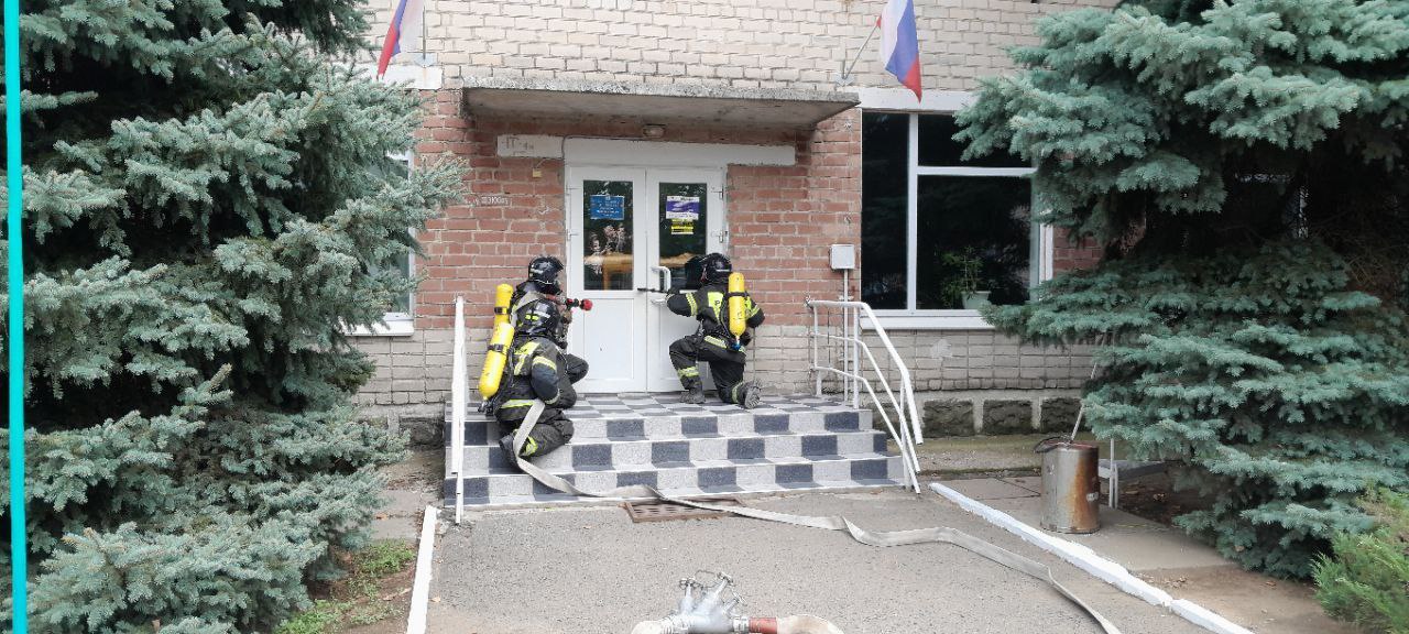 В школе села Благодатное Скадовского МО сотрудники МЧС провели пожарно-тактические учения.