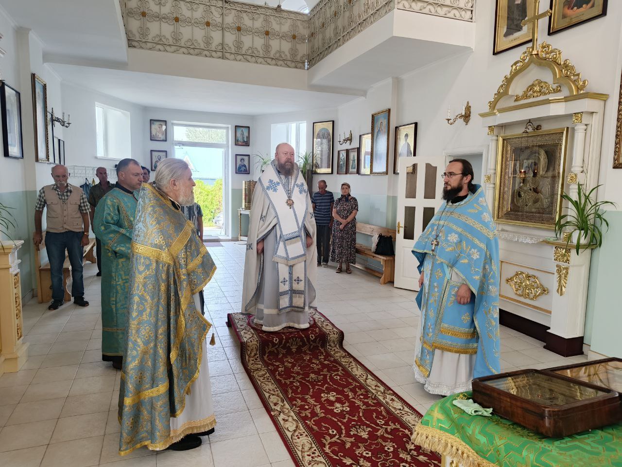 В Скадовске совершил Божественную Литургию в Свято-Сергиевском храме.