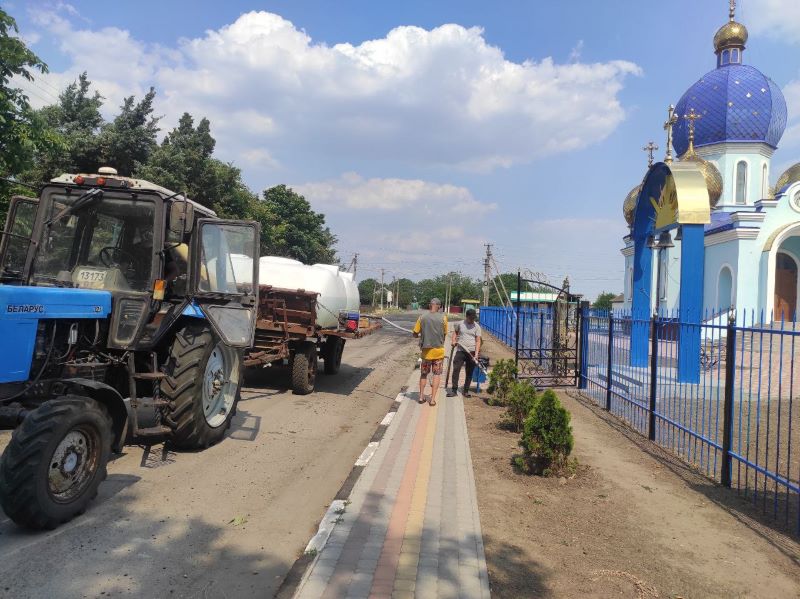 Сотрудники МУП «Водное хозяйство» провели полив деревьев.